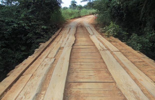Prefeitura realiza recuperação de estradas rurais e ponte