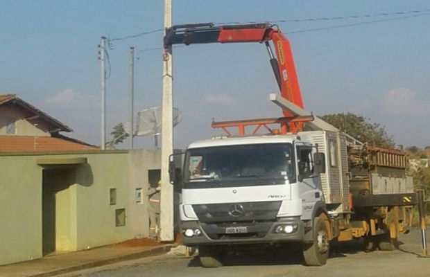 Prefeitura instala 23 postes em vários bairros da cidade