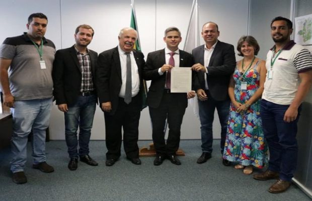 Prefeito assina termo de adesão para realizar o Licenciamento Ambiental no Município