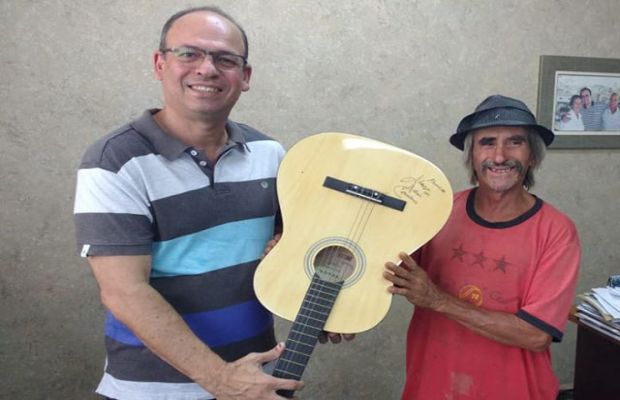 Entrega de Violão doado pelo cantor Adair Cardos