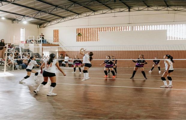 Projeto Dores Ativa fortalece a prática do voleibol em Dores do Indaiá ao longo de 2025
