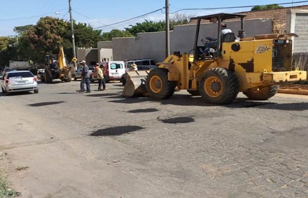 Prefeitura realiza operação tapa buraco em ruas da cidade